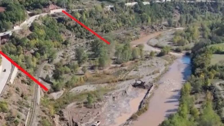 As një vit më parë, rrjedha e Shkumbit totalisht e devijuar! Foto kur kamionët gërmojnë për inerte pranë aksit Librazhd-Prrenjas