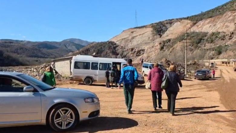 Shembja e rrugës Librazhd-Pogradec/ Mësues, infermierë e mjekë detyrohen të ecin orë të tëra në këmbë për të shkuar në punë