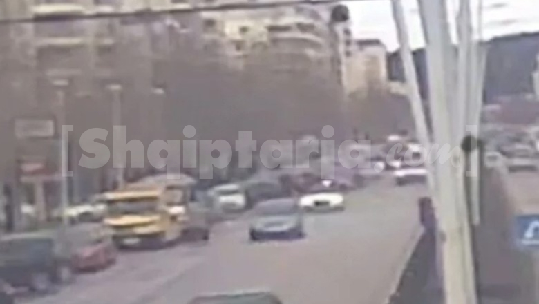 U përplas disa ditë më parë nga një makinë, ndërron jetë i moshuari në Vlorë! Dalin pamjet nga momenti kur automjeti ‘e fluturon’ në ajër (VIDEO)