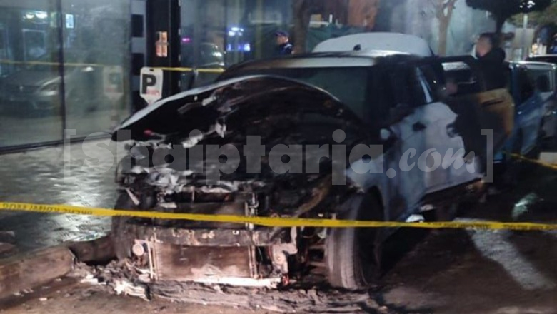 Përfshihet nga flakët 'Range Rover' në Pogradec, dyshohet e qëllimshme! Makina në pronësi të ish-policit Erion Maxhari