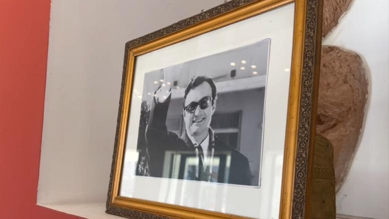 Lamtumirë aktorit Zhani Ziçishti, homazhe në teatrin e Korçës