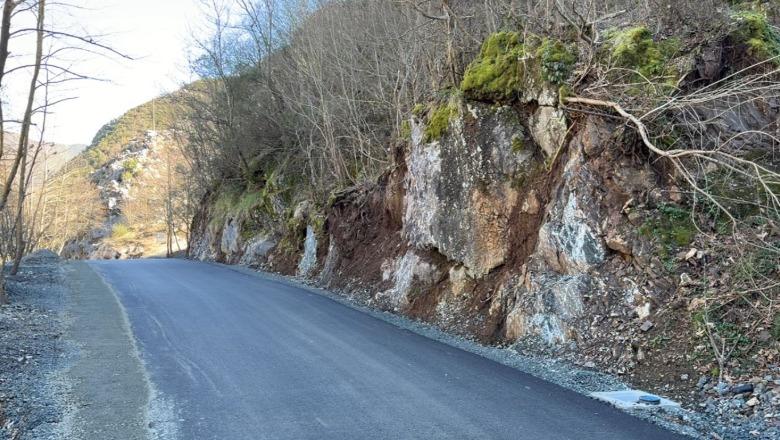 Mirditë, investime në fshatin turistik Katund i Vjetër! Ndërhyrje për zgjerimin e rrugës, ndriçim dhe korsi biçikletash