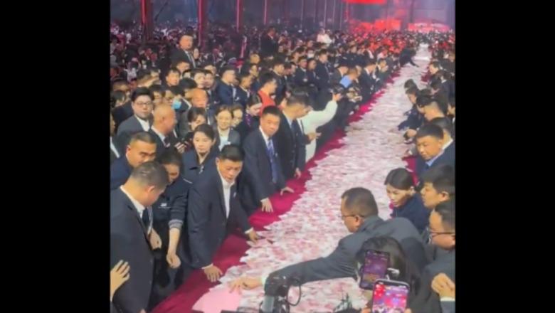 Tryeza plot me para! Shefi i kompanisë kineze shpërblen punonjësit me 22 milionë euro!