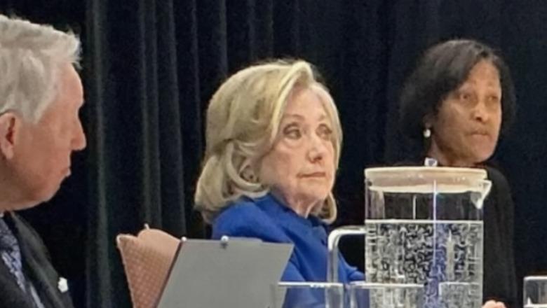 ‘Nuk duket e lumtur’, del fotoja e parë e Hillary Clinton duke dëshmuar para Kongresit amerikan