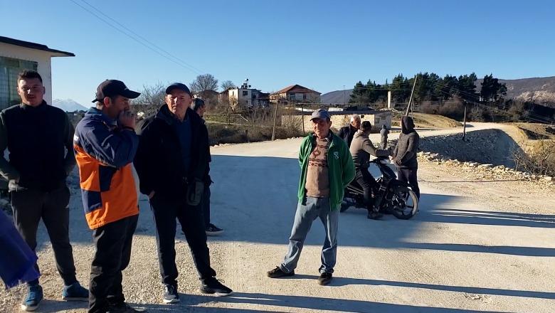 Banorët në protestë, bllokojnë rrugën nacionale Tërpan-Përmet