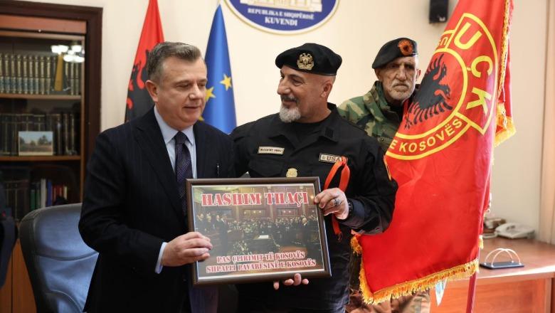 Rezoluta për ish-krerët e UÇK, veteranët e Kosovës i dorëzojnë certifikatë mirënjohjeje Kuvendit të Shqipërisë