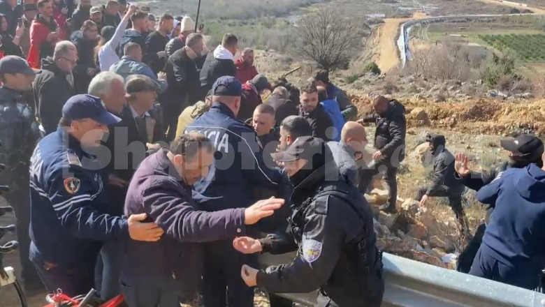 Shtohen protestuesit në Rrjoll, thyejnë xhamat e eskavatorëve dhe kabinave të ‘Gener 2’! Banorët largojnë nga kantieri rojet private të biznesmenit Bashkim Ulaj
