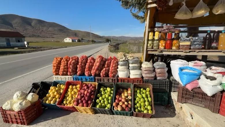 Shembja e rrugës në Librazhd boshatis tregun ambulant në rrugën Korçë-Pogradec, mollët, patatet e qepët kalben në magazina