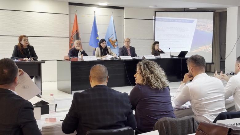 ‘Kukumjaçka’, sherr në këshillin bashkiak të Vlorës, Hoxha përplaset me Mersinin për “Vlora Invest”