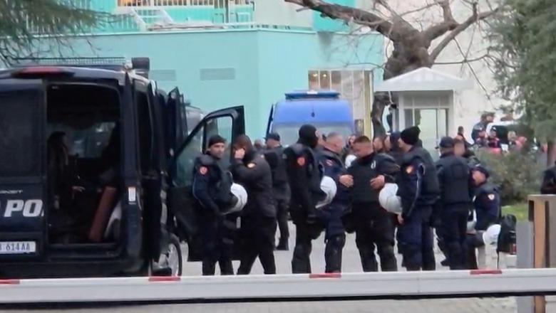 Protesta e PD/ Bulevardi ‘Dëshmorët e Kombit’ i boshatisur, policia në gatishmëri mbrapa kryeministrisë