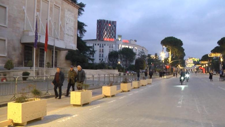 Protesta e PD/ Bulevardi ‘Dëshmorët e Kombit’ i boshatisur, policia në gatishmëri mbrapa kryeministrisë