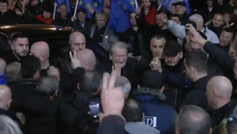 Pritet të nisë protesta e PD, Berisha mbërrin në seli, pritet nga militantët