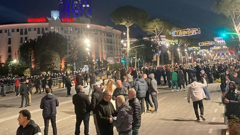 Protesta e PD-së/ Mbërrijnë përpara kryeministrisë militantët e parë, të tjerë po presin daljen e Berishës nga selia