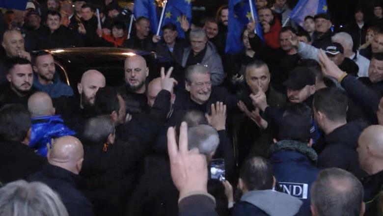 Pritet të nisë protesta e PD, Berisha mbërrin në seli, pritet nga militantët