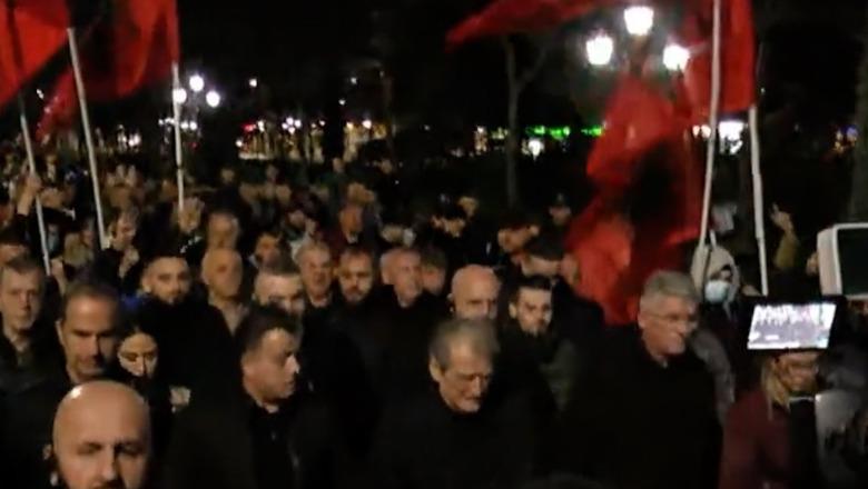 Berisha del nga selia i shoqëruar nga militantët, marshojnë drejt Kryeministrisë