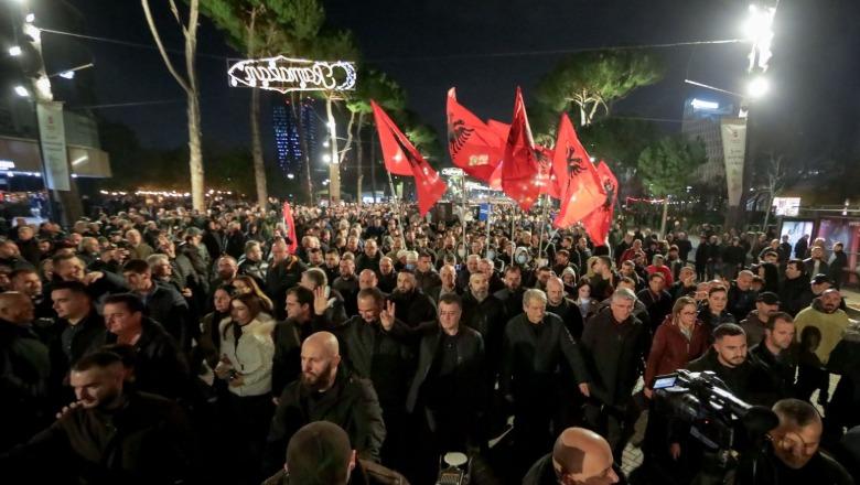 Berisha del nga selia i shoqëruar nga militantët, marshojnë drejt Kryeministrisë