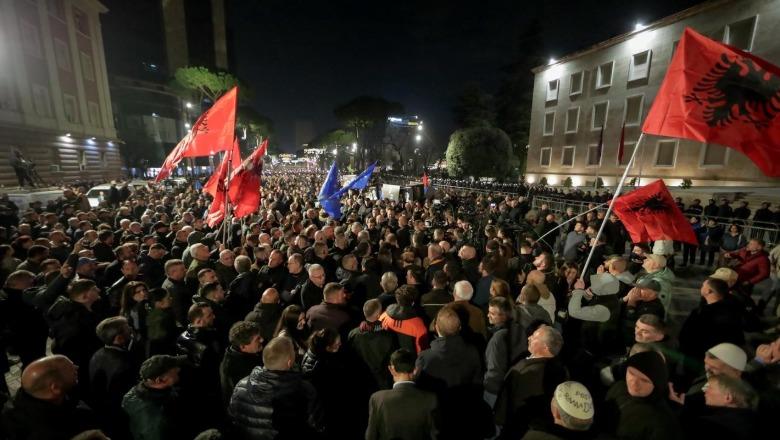Protesta e PD/ Nuk hedhin asnjë molotov, militantët e kupola e PD largohen nga Kryeministria, nisen drejt Policisë së Shtetit