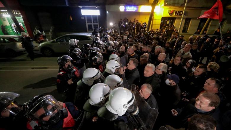 ‘Urdhrat i jep Suel Çela dhe Agasi’- Bardhi: Policia na doli në mes të rrugës, nuk lejon protestuesit të vazhdojnë marshimin