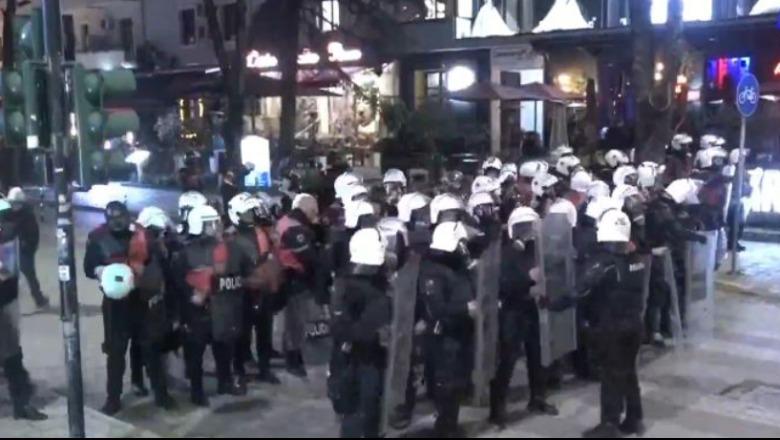 Efektivët ngrenë barrikadën tek Drejtoria e Policisë së Tiranës, hedhin molotovë gjatë marshimit