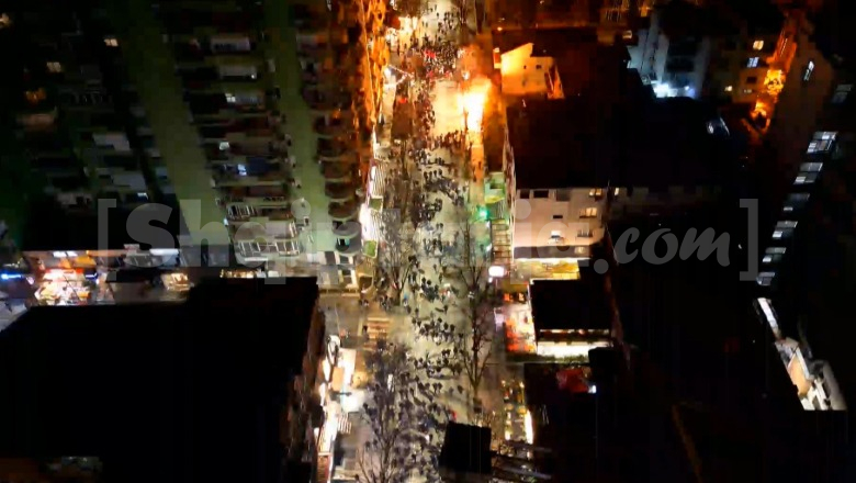 Efektivët ngrenë barrikadën tek Drejtoria e Policisë së Tiranës, protestuesit hedhin molotovë gjatë marshimit (PAMJE ME DRON)