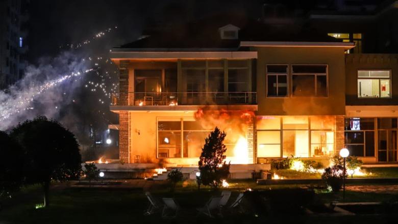 Protesta e PD/ Breshëri molotovësh drejt vilës së Enver Hoxhës, u rrezikohet jeta 7 artistëve të huaj dhe stafit! Militantët marshim te Kryeministria, Policia e Shtetit dhe e Tiranës