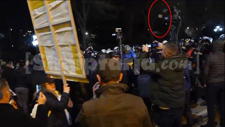 Demonstruesit e Berishës përdorin gurë kundër policëve dhe gazetarëve, ja video e momentit kur goditet kamera e Report Tv