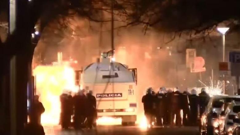 Molotovë, kaos dhe përplasje me efektivët në protestën e PD, Policia arreston 4 militantë të Berishës