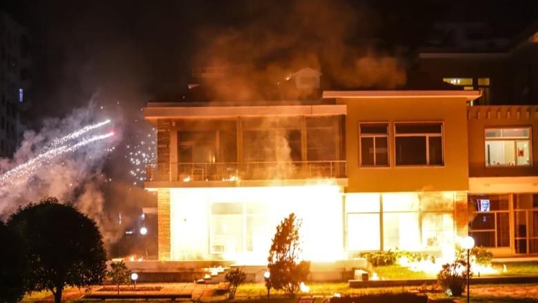 U sulmuan me molotovë nga protestuesit e PD në ‘Vilën 31’, artistët e huaj për Report TV: Jemi të traumatizuar