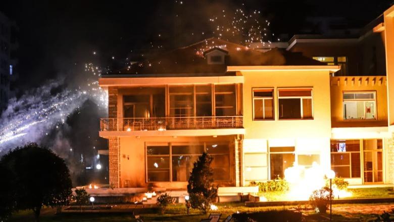 Sulmi me molotovë në ‘Vilën 31’ nga militantët e PD, reagon ambasada franceze: Vënia në rrezik e rezidentëve dhe dëmet janë të patolerueshme