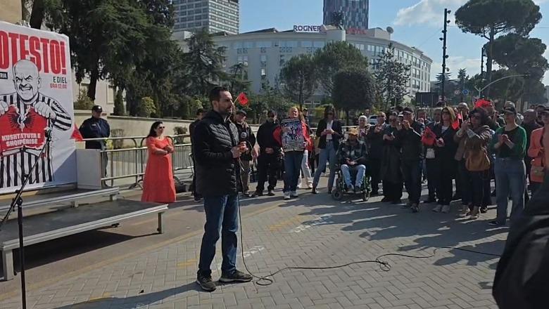 ‘Shqipëria Bëhet’ protestë para Kryeministrisë, Lapaj: Të vendoset ligji për Referendumin, populli duhet të ketë në dorë fjalën e fundit nëse kryeministri çmendet