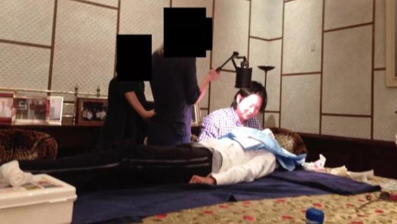 Dosja Epstein/ Del fotoja e një kirurgu që operon një vajzë mbi tavolinën e ngrënies! ‘Skuadra’ e mjekëve (bashkëpunues) të financierit pedofil