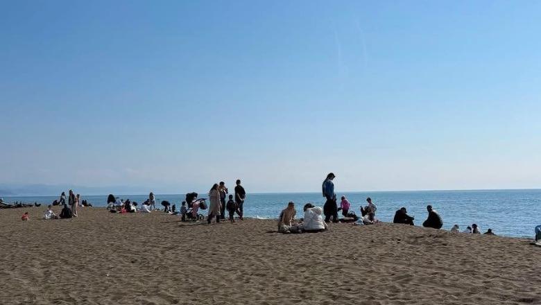 Moti i ngrohtë mbush plazhin e Velipojës në fundjavë, Rama publikon pamjet
