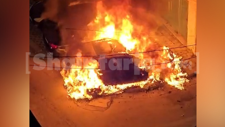Vlorë/ Digjen dy automjete pas mesnate, dyshohet zjarrvënie e qëllimshme