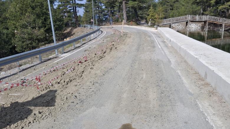 Dëmtimi i aksit pranë liqenit të Gjinarit, bashkia e Elbasanit: Rrëshqitja si pasojë e erozionit! Është bërë mbushja e çarjes që ka pësuar pjesa fundore e rrugës