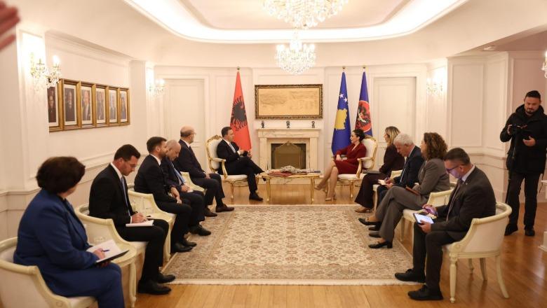 Peleshi në Prishtinë, takime me Osmanin, Kurtin dhe Haxhiun për bashkëpunimin mes dy vendeve 