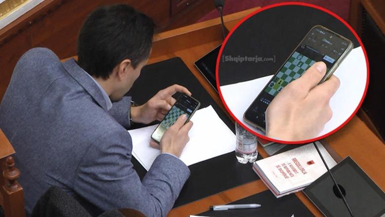 VIDEOLAJM/ Deputeti Muçi i fokusuar në lojën e shahut ndërkohë që deputetja e PD flet për Jug-Lindjen e bllokuar