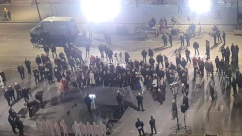 Ithtarët e Berishës në shesh numërohen me gishtat e dorës, Balla ironizon ‘Foltoren’ e PD: Nisi si dasmë dhe përfundoi si synetllëk