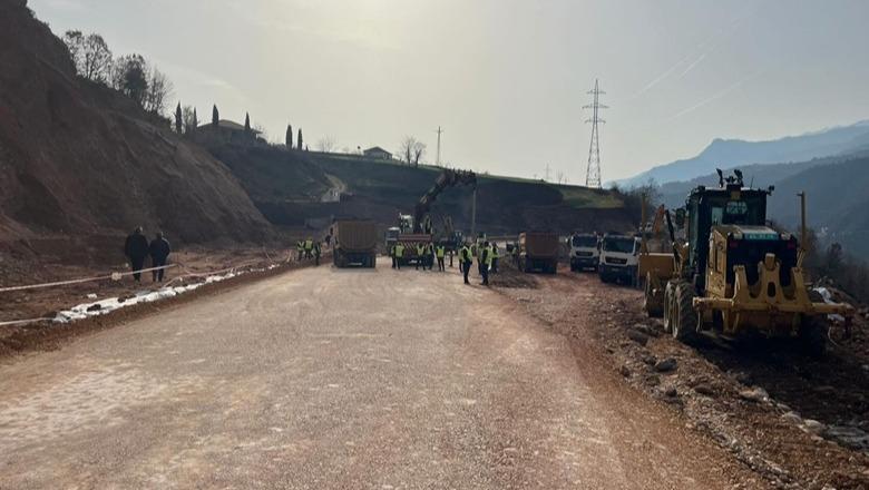 Merr ‘frymë’ juglindja, rikthehet qarkullimi i rrugës Librazhd-Prrenjas pas 11 ditësh bllokim 