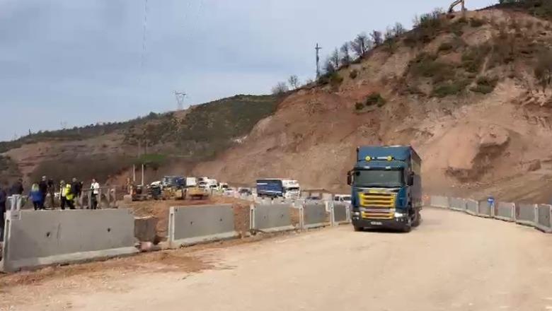 Merr ‘frymë’ juglindja, rikthehet qarkullimi i rrugës Librazhd-Prrenjas pas 11 ditësh bllokim! Kreu i ARRSH: Hapet aksi provizor, minimalisht 2 muaj për rrugën alternative