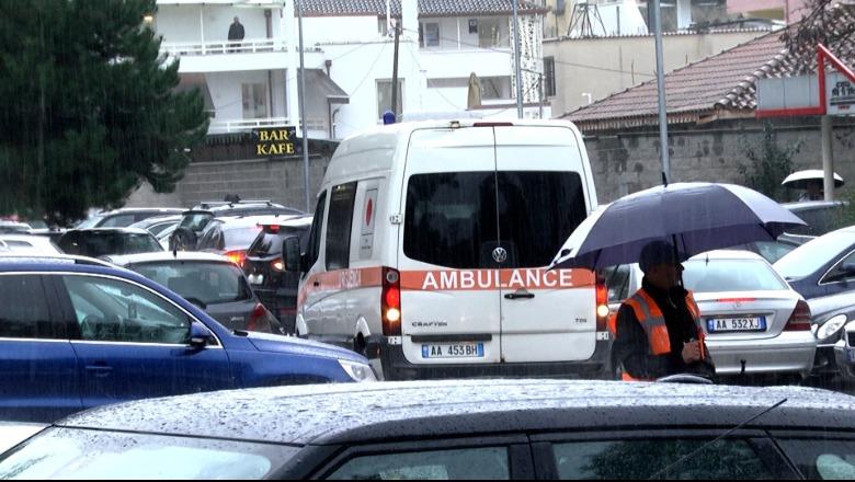 VËZHGIMI/ Trafik i çmendur edhe në QSUT! Ambulancat ‘ngecin’ brenda spitalit. Trau hapet për të gjithë....por parkimi është mision i pamundur