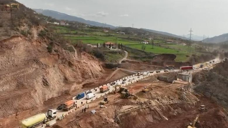 PAMJE ME DRON/ Merr ‘frymë’ juglindja, hapet segmenti provizor Librazhd-Prrenjas pas 11 ditësh bllokim! Kreu i ARRSH: Minimalisht 2 muaj për rrugën alternative