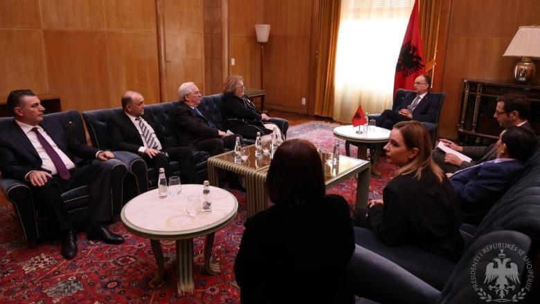 Begaj takim me akademikë nga Shqipëria e Kosova, promovim të elementëve identitarë kombëtarë