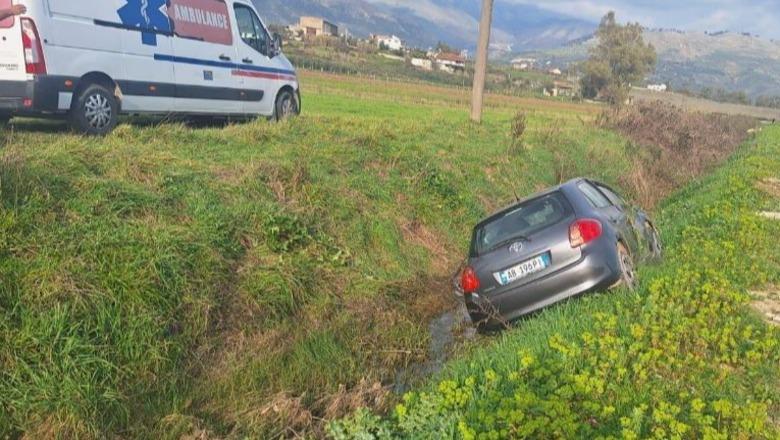 Aksident në aksin rrugor Sarandë-Delvinë, ‘Toyota’ përfundon në kanal! Plagosen 2 persona