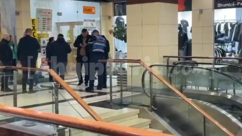 Grabitet me armë pika e këmbimit valutor brenda qendrës tregtare te ‘5 Maji’, autori largohet me një shumë parash 