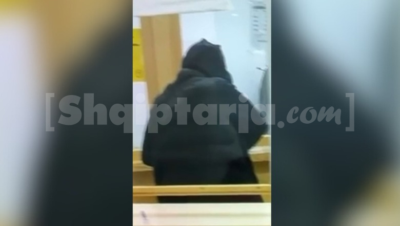 Grabitet me armë pika e këmbimit valutor brenda qendrës tregtare te ‘5 Maji’, autori ia mbath me motor dhe 1.2 milionë lekë të vjetra