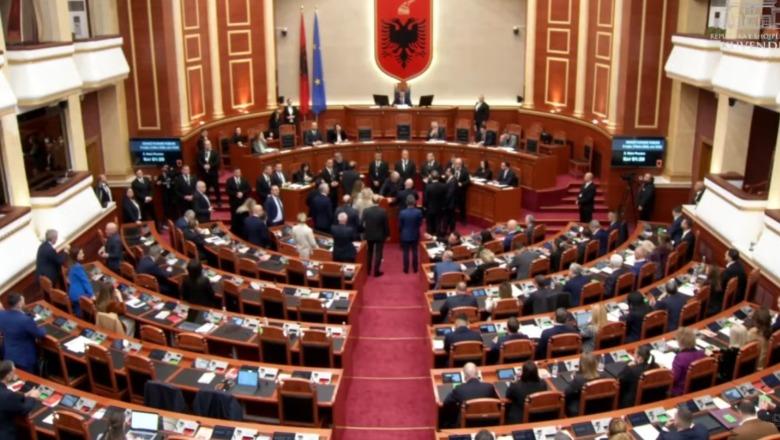 PS kërkon votimin e ministrave të rinj, Berisha dhe deputetët e PD bllokojnë foltoren