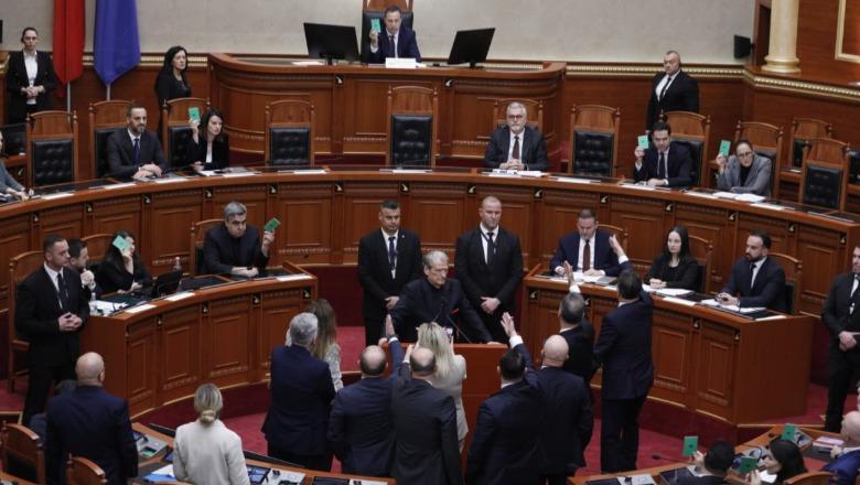 LIVE - Kuvend/ Koçiu dhe ministrat e rinj votëbesohen mes kaosit të PD, Berisha e deputetët bllokojnë Foltoren! Sherr edhe për imunitetin e Ballukut