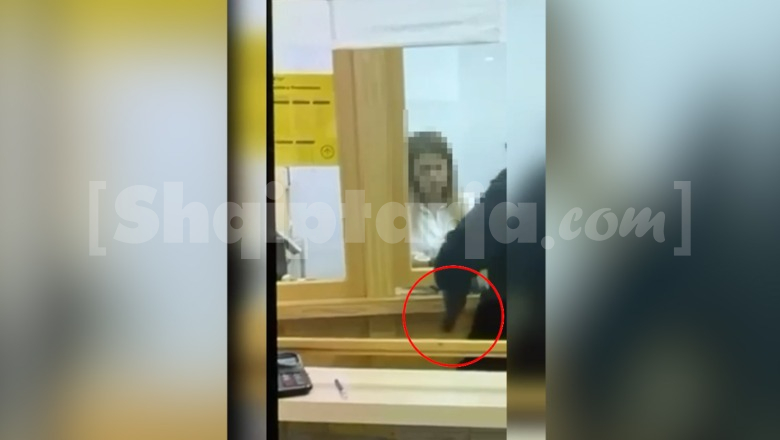 Tiranë/ Report Tv siguron momentin e grabitjes së pikës valutore, autori me pistoletë në dorë kërcënon punonjësen dhe largohet me 120 mijë lekë