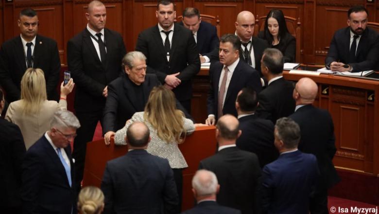 LIVE - Kuvend/ Koçiu dhe ministrat e rinj votëbesohen mes kaosit të PD, Berisha e deputetët bllokojnë Foltoren! Sherr edhe për imunitetin e Ballukut