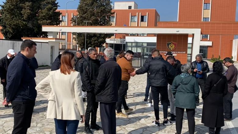 U arrestuan pas përplasjes me punonjësit e ‘Breçani Security’, Gjykata e Shkodrës cakton ‘detyrim paraqitje’ për 8 banorët e Rrjollit! U ndalohet të shkojnë pranë tokave
